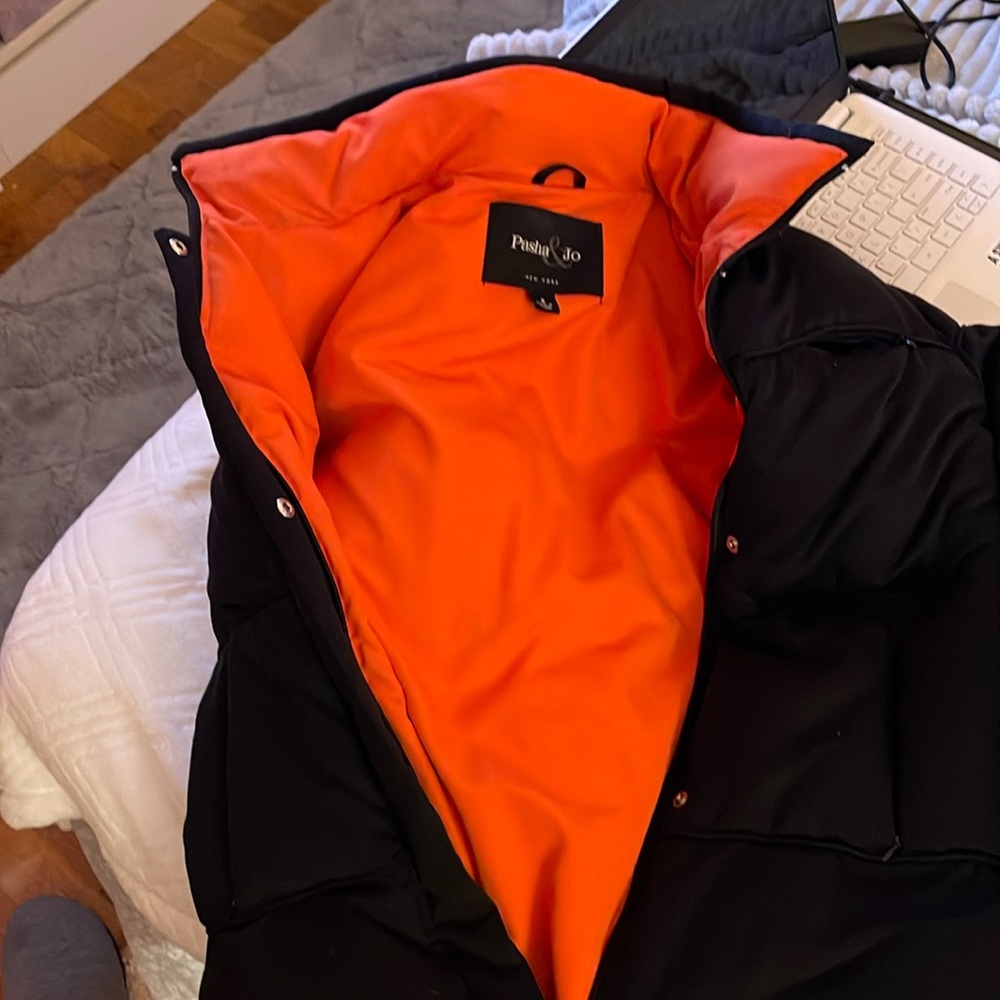 Pasha & Jo New York size small is a super warm goose down jacket. Never worn.